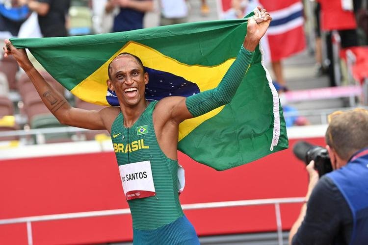 Alisson dos Santos conquistou bronze nos 400m com barreira em Tquio; veja a festa do Piu, o Malvado