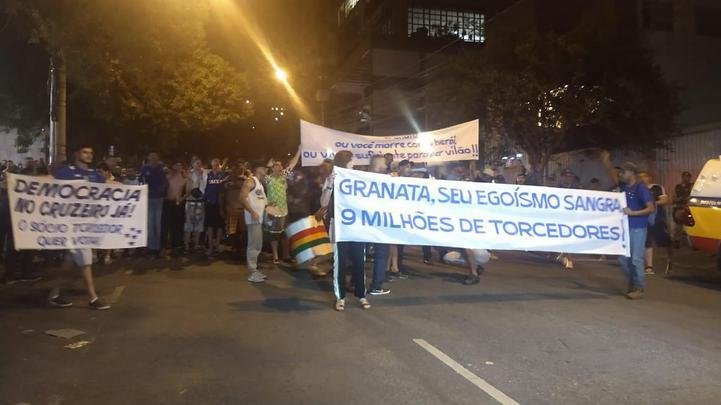 Torcedores do Cruzeiro voltam a protestar em frente  sede administrativa do clube, no Barro Preto