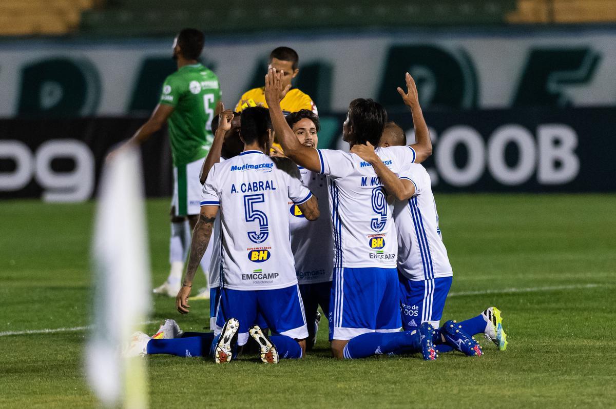 Fotos do jogo entre Guarani e Cruzeiro no Estádio Brinco de Ouro da Princesa, em Campinas, pela segunda rodada da Série B
