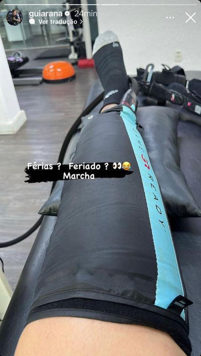 Sem descanso para Guilherme Arana. O lateral-esquerdo seguia tratando de sua leso at mesmo no feriado.