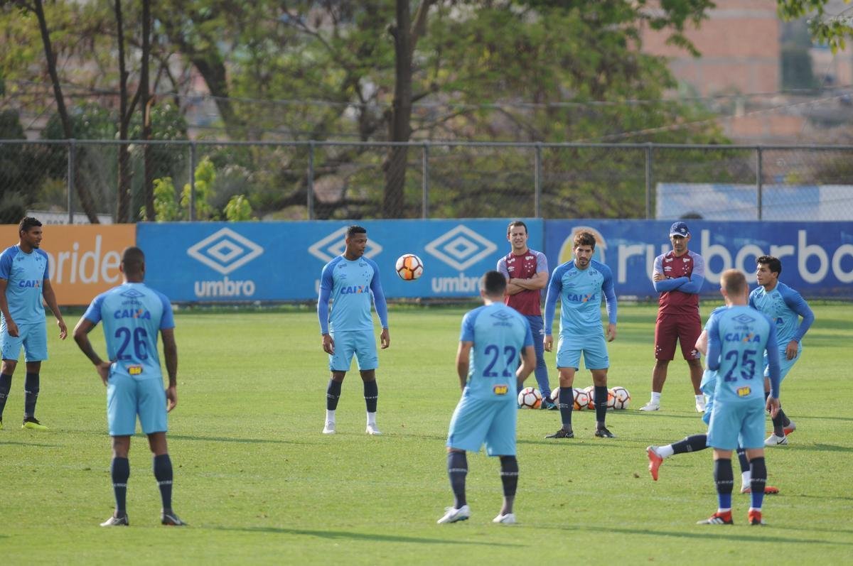 Mano Menezes voltou a fechar treino na Toca da Raposa II e permitiu imagens apenas do aquecimento. O certo  que o treinador voltar a contar com o Cruzeiro ideal diante do Boca Juniors, na quinta-feira, no Mineiro. Todos os atletas esto  disposio para duelo de volta das quartas de final da Libertadores