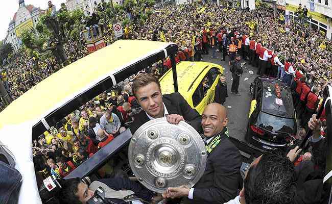 Ded e Gtze comemorando o ttulo alemo pelo Dortmund