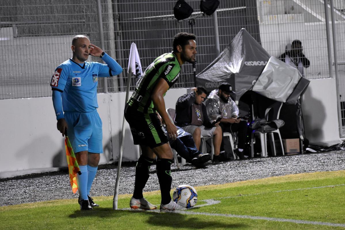 Com dois a menos durante boa parte do segundo tempo, o Coelho fez valer a superioridade numrica e bateu a Macaca por 1 a 0