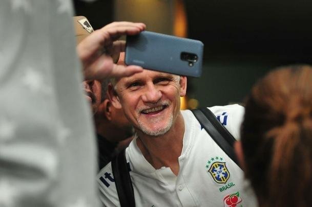 Seleo Brasileira deixou hotel Ouro Minas na noite desta quarta-feira e se despediu de Belo Horizonte, onde venceu a Argentina por 2 a 0 na semifinal da Copa Amrica. Reta final de treinos ser na Granja Comary, em Terespolis. Deciso est marcado para domingo, s 17h, no Maracan