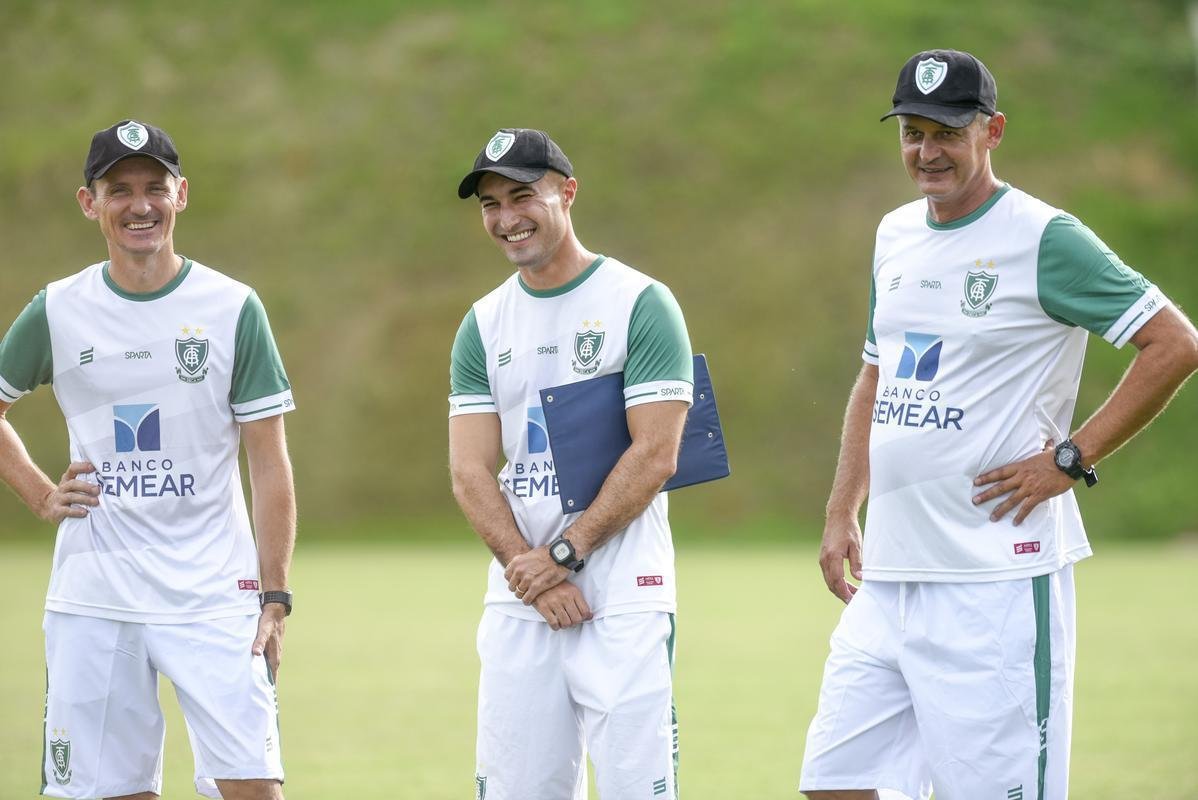 Lisca foi apresentado, conversou com jogadores e assistiu ao treino do América