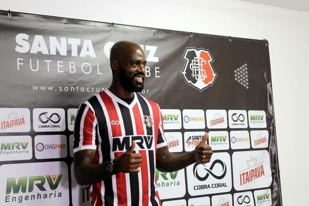 Aps vestir a camisa do Atltico-PR no primeiro semestre de 2017, onde o atacante, inclusive, enfrentou o Santa Cruz pela Copa do Brasil, Grafite acertou o retorno ao Arruda para disputar mais uma Srie B com o Tricolor, com o clube  beira do Z4 e no conseguiu evitar uma queda  Srie C