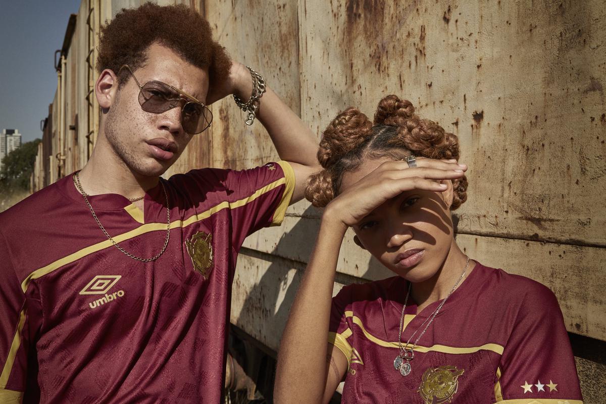 Já o terceiro uniforme trouxe uma cor predominantemente vermelha, resgatando o escudo original do Sport, em dourado.