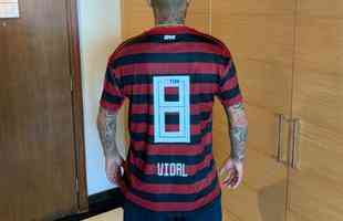 Meio-campista chileno posou com a camisa do Flamengo que ganhou