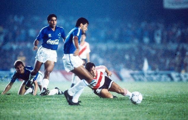 1991 - Supercopa da Libertadores - Cruzeiro foi campeão ao vencer o River Plate na decisão. Imagem da partida diante dos argentinos, no Mineirão, no segundo jogo da final.