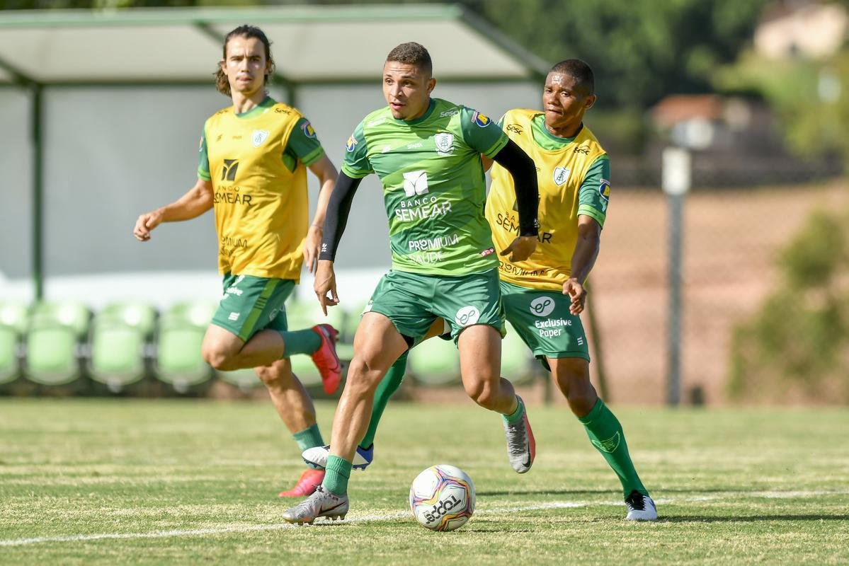 Dos dias 26 a 28 de janeiro, o Amrica realizou atividades totalmente voltadas ao confronto contra o Ava, pela 38 rodada da Srie B do Campeonato Brasileiro. Nesta sexta-feira (29), s 21h30, Coelho e Leo da Ilha se enfrentam no Independncia, em Belo Horizonte. A partida pode selar um indito tricampeonato do Amrica, que se isolaria como maior vencedor da competio. Alm disso, o elenco almeja a conquista para coroar uma temporada histrica, em que o clube foi semifinalista da Copa do Brasil.