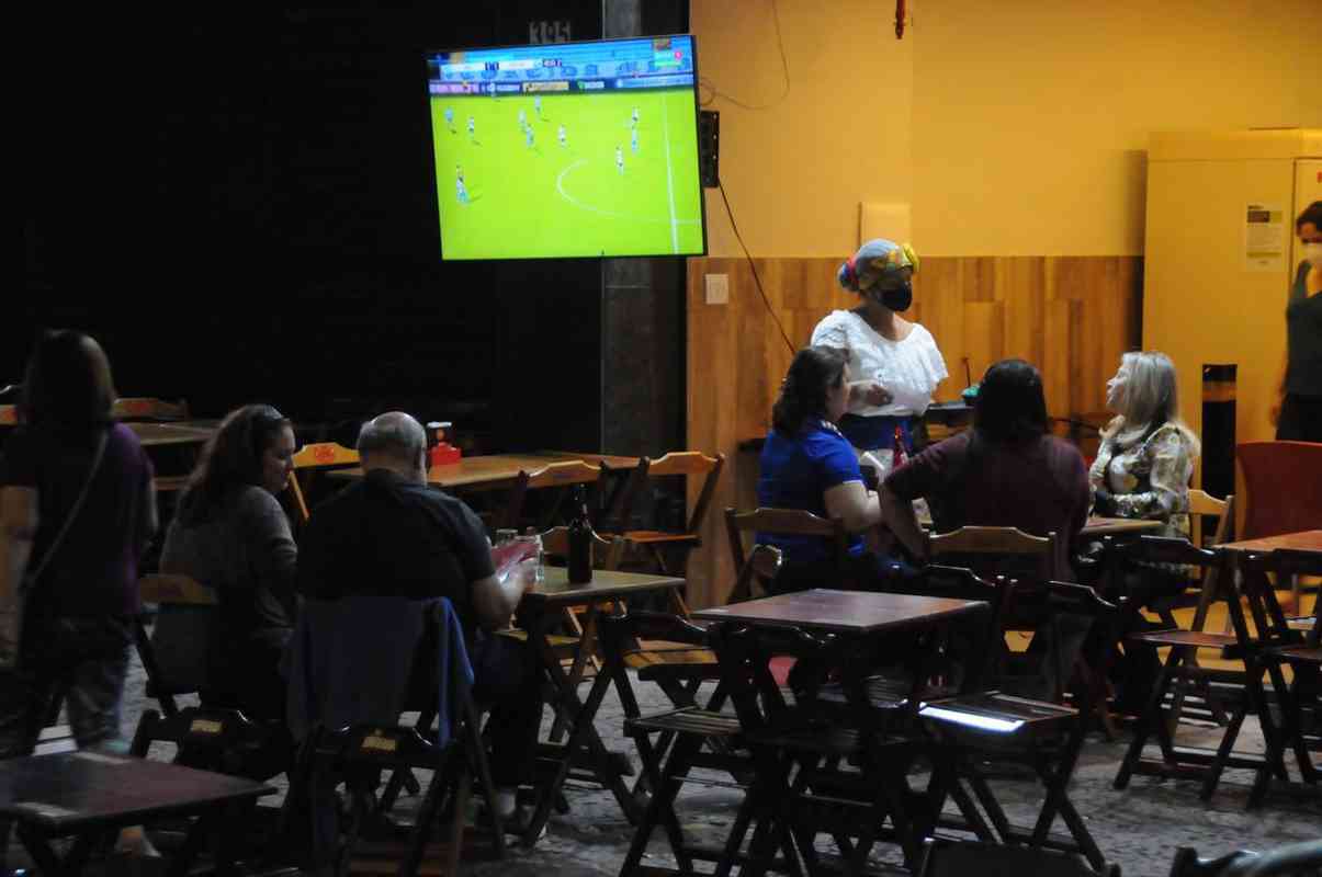 Torcedores do Cruzeiro acompanham jogo com o Confiana pela TV em bares de Belo Horizonte