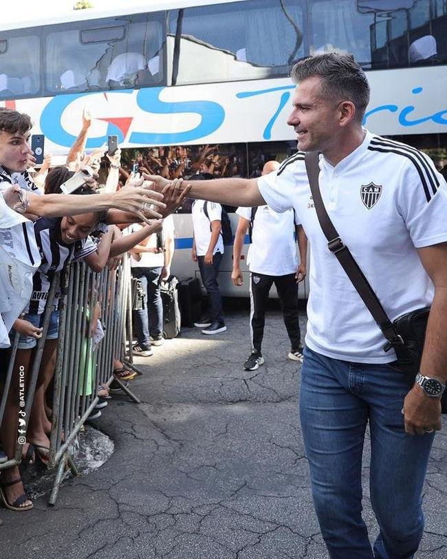 Torcedores recepcionam jogadores do Atltico em Ipatinga