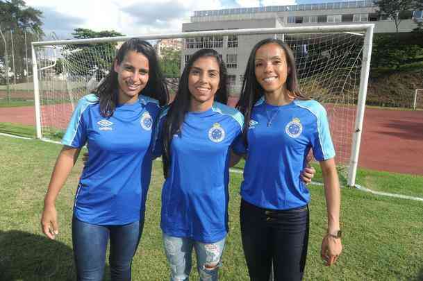 Cruzeiro apresentou jogadoras de seu time feminino na tarde desta quarta-feira (21/02). Na foto, as goleiras Michelle Felix de Souza, Renata Rodrigues e Camila Menezes Timoteo