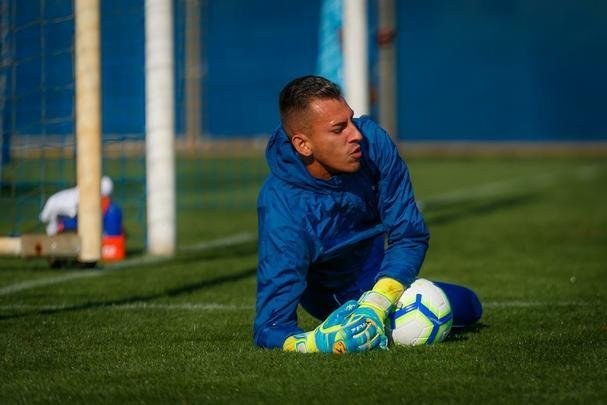 Cruzeiro treinou nesta tera-feira no CT do Grmio, em Porto Alegre, e concluiu a preparao para o duelo com o Internacional, no Beira-Rio, pela semifinal da Copa do Brasil. Time precisa de vitria por dois gols de diferena para ir  final. Se vencer por um gol de vantagem, a deciso ser nos pnaltis. Rogrio Ceni deve escalar o time com Fbio; Edilson, Ded (Fabrcio Bruno), Leo e Dod; Henrique e Robinho; Marquinhos Gabriel, Thiago Neves e David; Pedro Rocha.