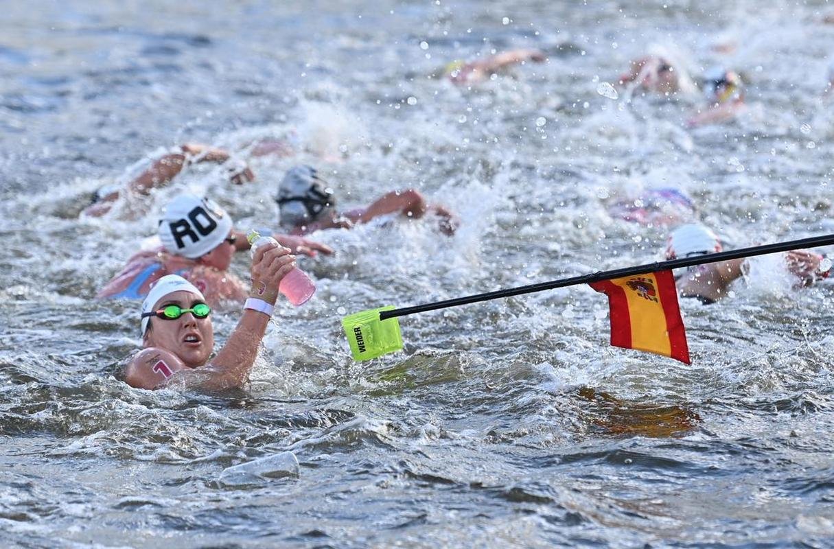 Ana Marcela Cunha fatura o ouro na prova de 10km da maratona aqutica em Tquio