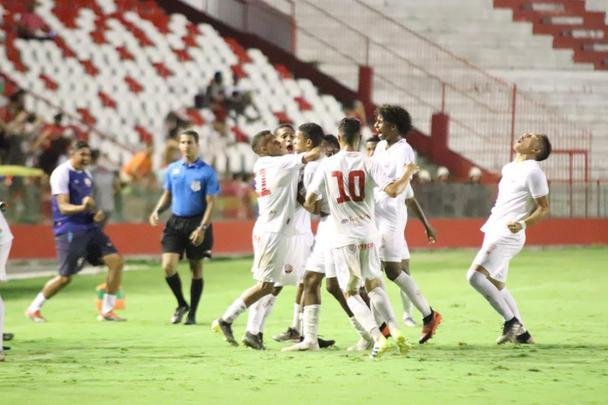 Aps um 2 a 2 no tempo normal, Tlio defendeu o pnalti de Carlo e ajudou o Sport a vencer a disputa na marca da cal por 5 a 4
