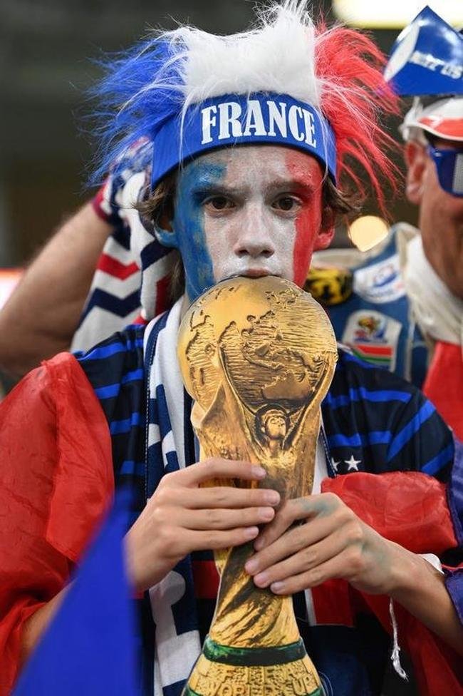 Torcedores no Estdio Al Thumama, em Doha, para o duelo entre Frana e Polnia, pelas oitavas de final da Copa do Mundo.