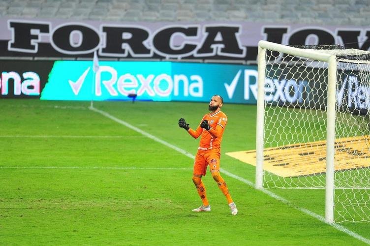Goleiro Everson, do Atltico, foi heri na deciso por pnaltis contra o Boca Juniors ao defender duas cobranas e ao marcar o gol da classificao: 3 a 1 nas batidas alternadas aps 0 a 0 no tempo normal, no Mineiro.