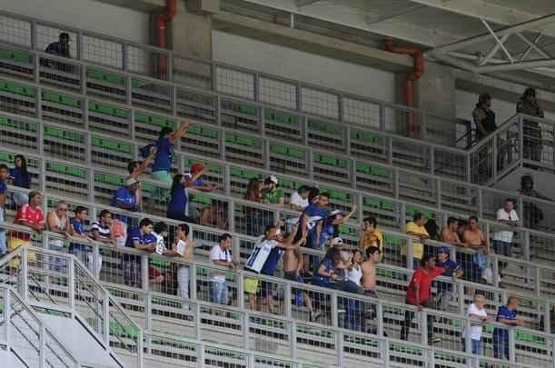 Cruzeirenses na vitria por 1 a 0 sobre o Atltico no Estdio Independncia