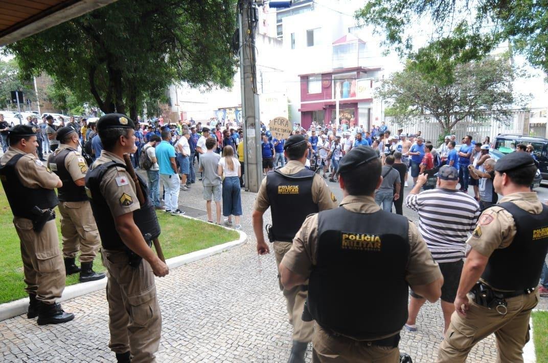 Em protesto na porta da Sede Administrativa, torcedores do Cruzeiro pediram renncias do presidente Wagner Pires de S e de seus vices, Hermnio Lemos e Ronaldo Granata