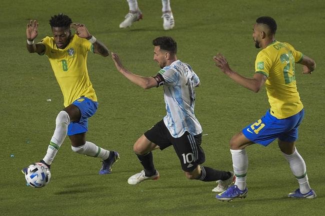 Sem Neymar, Brasil encarou a Argentina em clssco agitado pelas Eliminatrias