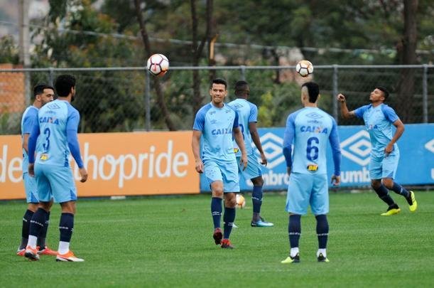 Cruzeiro treinou na tarde desta segunda-feira, na Toca da Raposa II, e embarcou para Buenos Aires horas depois. Na quarta, time enfrenta o Boca Juniors, na Bombonera, pela Copa Libertadores. O meia Arrascaeta, com dores na coxa esquerda, no embarcou com a delegao. Tambm ficaram em Belo Horizonte o meia Mancuello e o atacante Sass.