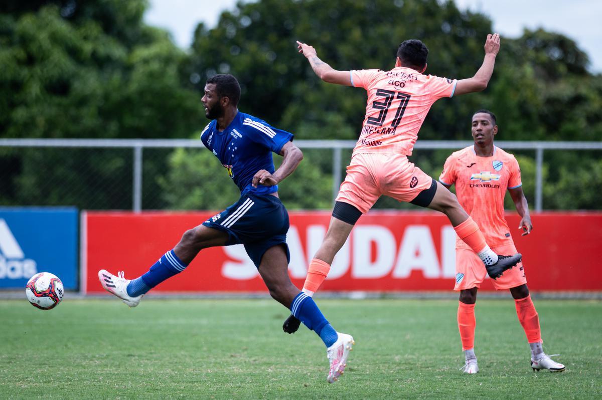 Imagens do jogo-treino entre Cruzeiro e Bolívar, neste sábado (20/2), na Toca da Raposa II. Time celeste venceu por 1 a 0