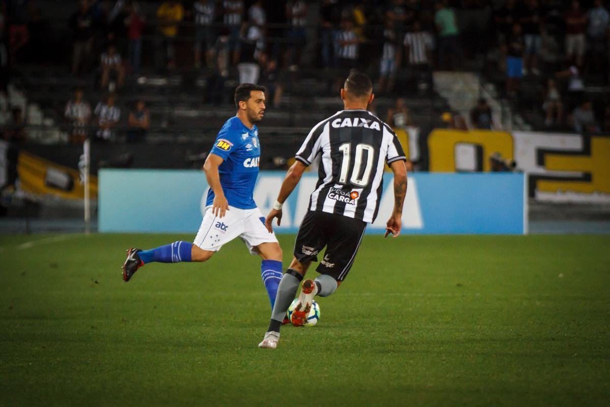 Imagens do jogo entre Botafogo e Cruzeiro, no Estdio Nilton Santos, no Rio de Janeiro