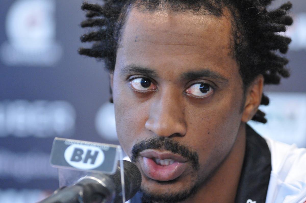 Volante Arouca, de 31 anos, assinou contrato com o Atltico de um ano