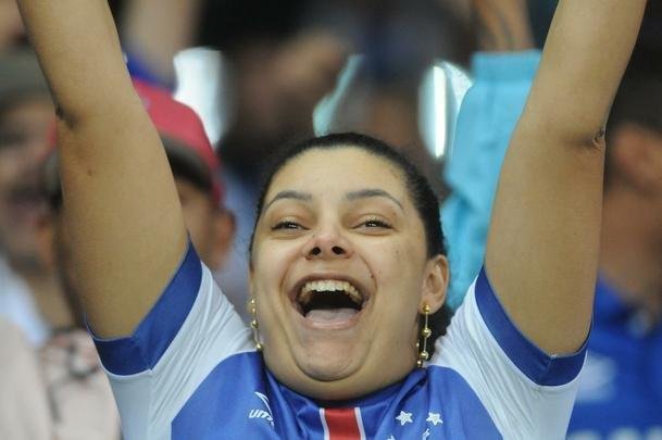 A emoo da torcida do Cruzeiro com a classificao da Copa do Brasil, nos pnaltis, diante do Fluminense. Reprter fotogrfico Alexandre Guzanshe registrou a vibrao de um pai com o filho no colo durante e aps as cobranas. Time celeste avanou s quartas de final