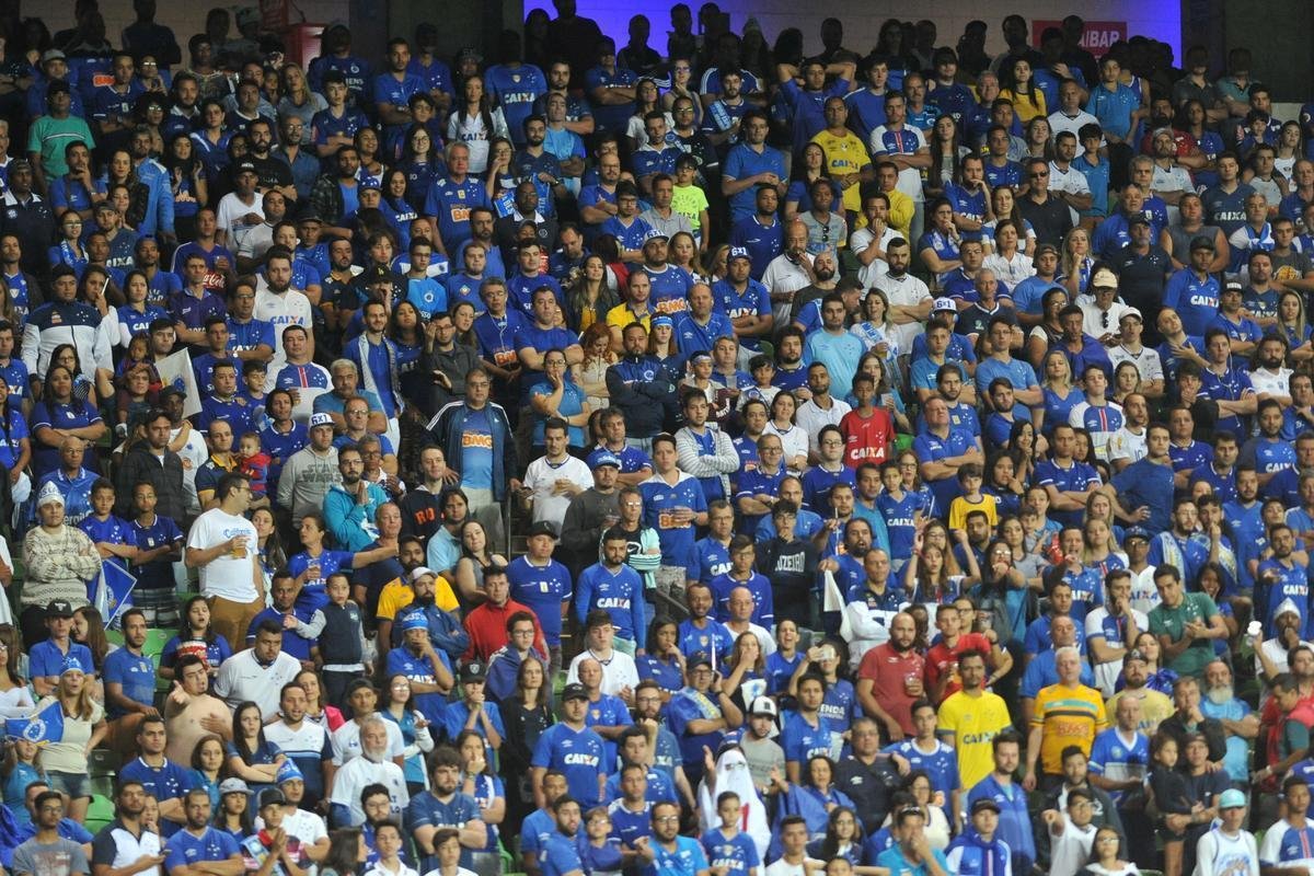 Com gols de Thiago Neves, Arrascaeta e Ded, Cruzeiro goleou a Chapecoense por 3 a 0