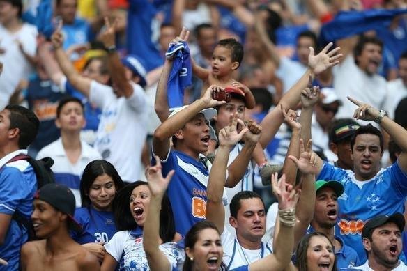 Imagens da torcida do Cruzeiro no clssico contra o Atltico