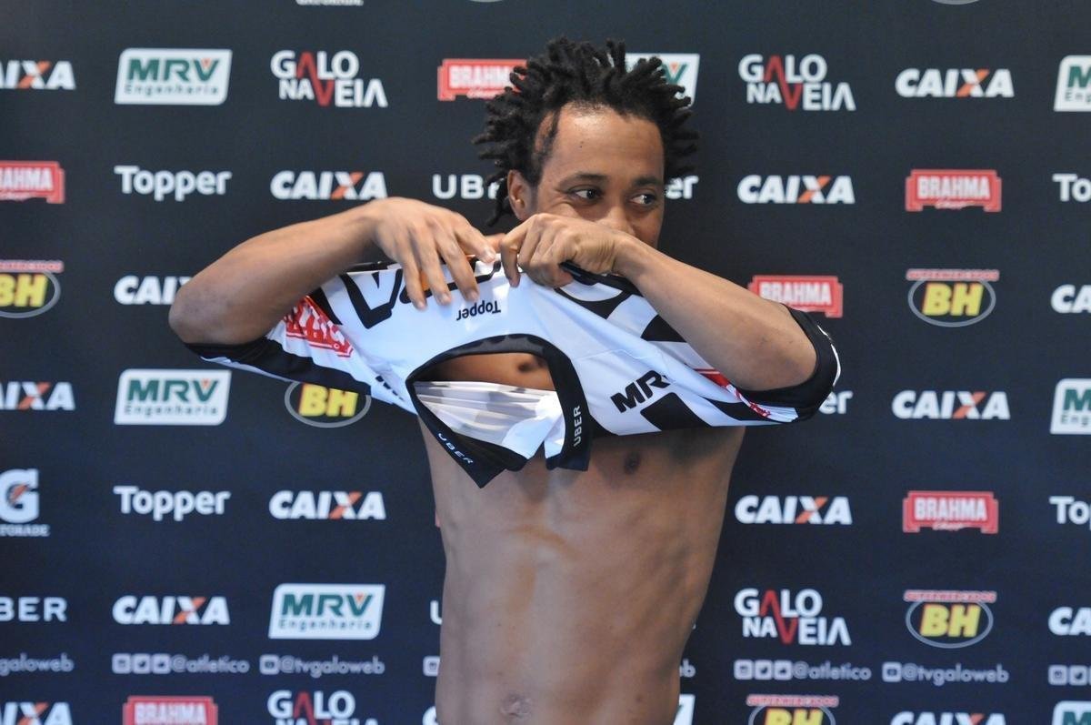 Volante Arouca, de 31 anos, assinou contrato com o Atltico de um ano