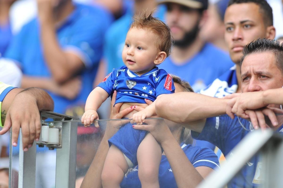 Cruzeiro estreou novo uniforme neste sbado, contra o Grmio