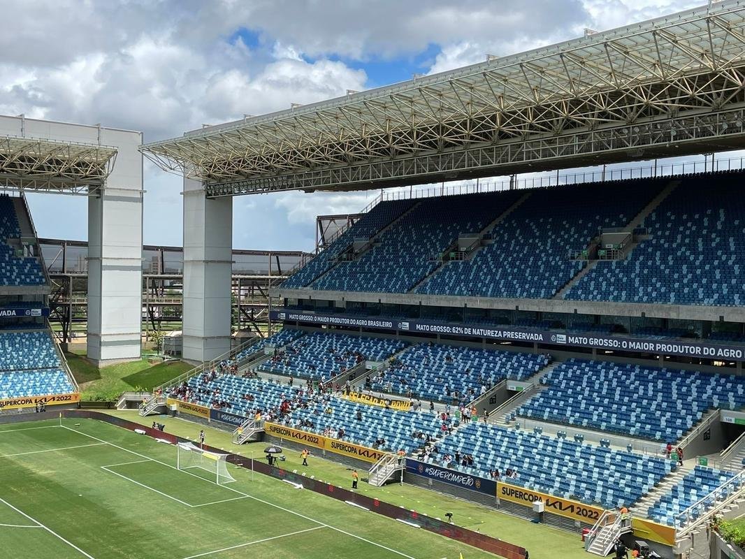 Fotos da chegada de torcedores  Arena Pantanal, em Cuiab, para a final da Supercopa do Brasil entre Atltico e Flamengo