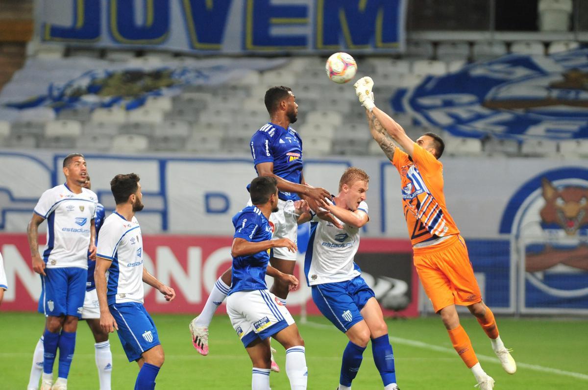 Fotos da derrota do Cruzeiro para o Ava, por 1 a 0, no Mineiro, pela 11 rodada da Srie B do Brasileiro