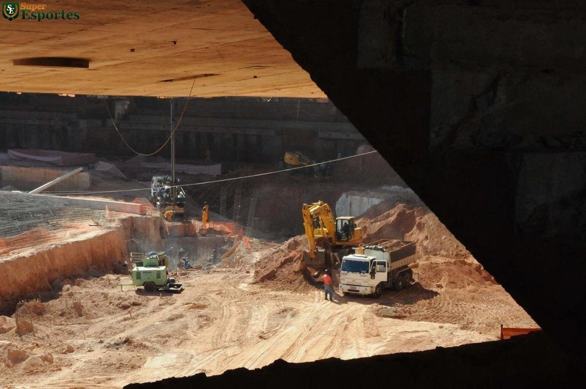 26/08/2011 - No interior do estdio, movimento intenso de caminhes e mquinas pesadas. So construdas as estruturas dos assentos que ficaro mais prximos ao campo.