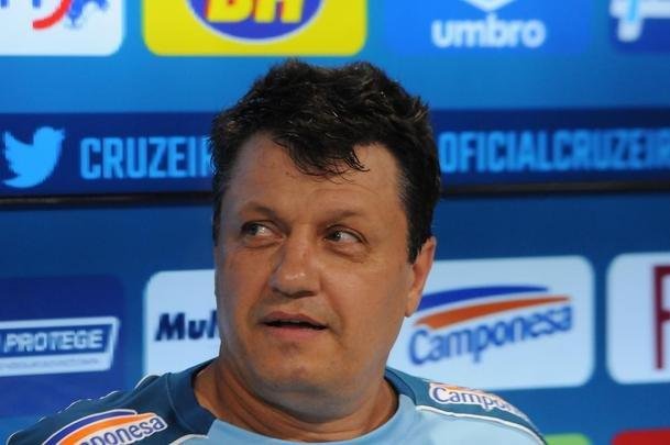 Fotos da apresentao de Adilson Batista como novo tcnico do Cruzeiro. Tcnico teve reunio com jogadores na Toca da Raposa II, falou com a imprensa e depois comandou seu primeiro treino