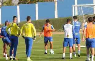 Cruzeiro fez nesta segunda-feira  tarde, na Toca da Raposa II, o ltimo treino em Belo Horizonte antes da partida contra o Internacional, quarta, no Beira-Rio, pela semifinal da Copa do Brasil. O tcnico Rogrio Ceni deve escalar Fbio; Edilson, Ded, Fabrcio Bruno (Leo) e Egdio (Dod); Henrique e Robinho; Marquinhos Gabriel; Thiago Neves e David; Pedro Rocha. Servindo  Seleo Colombiana, Orejuela est fora do jogo.