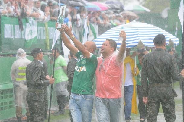 Chegada dos corpos  Arena emocionou a todos. Foi o reencontro dos heris com suas famlias