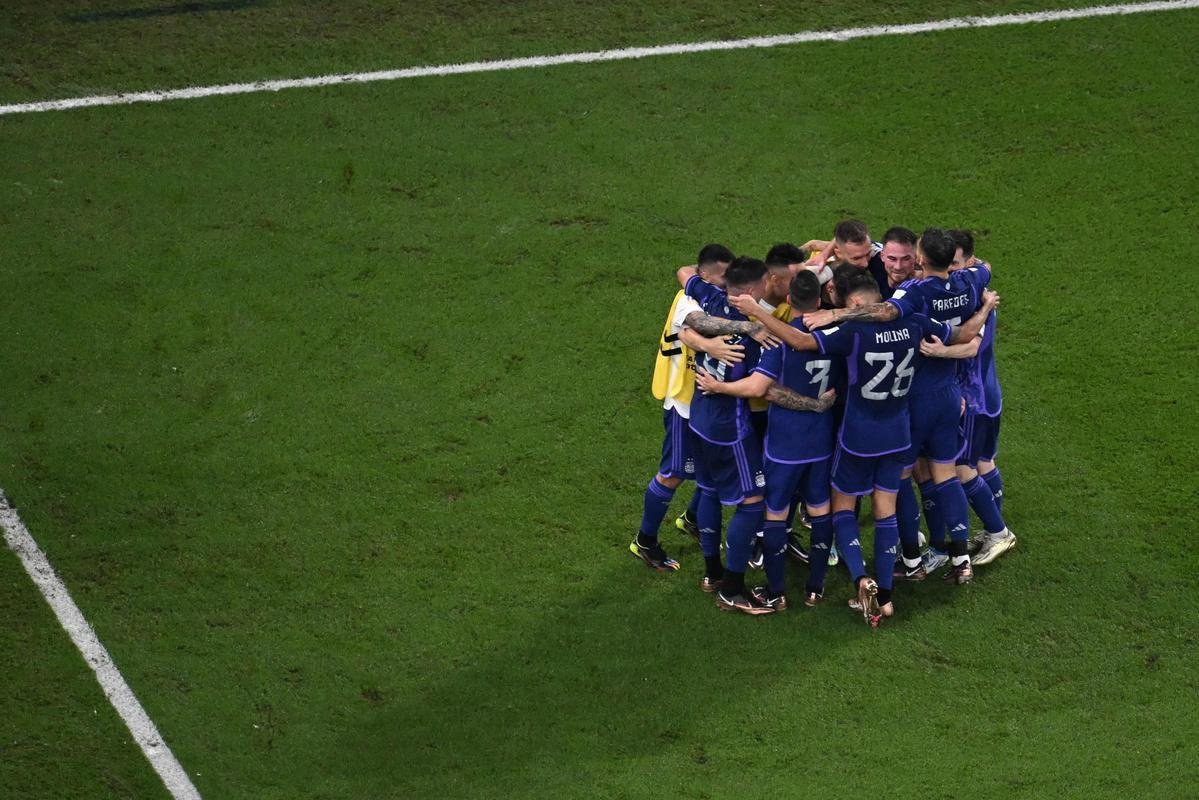 Julin lvarez marcou o segundo gol da Argentina sobre a Polnia no Estdio 974, em duelo pelo Grupo C da Copa do Mundo