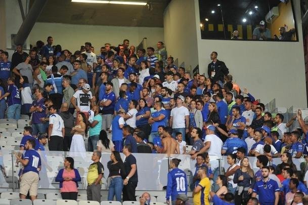 Depois de derrota do Cruzeiro para o Palmeiras e da confirmao do rebaixamento, Mineiro virou praa de guerra, com ira da torcida, depredaes e bombas