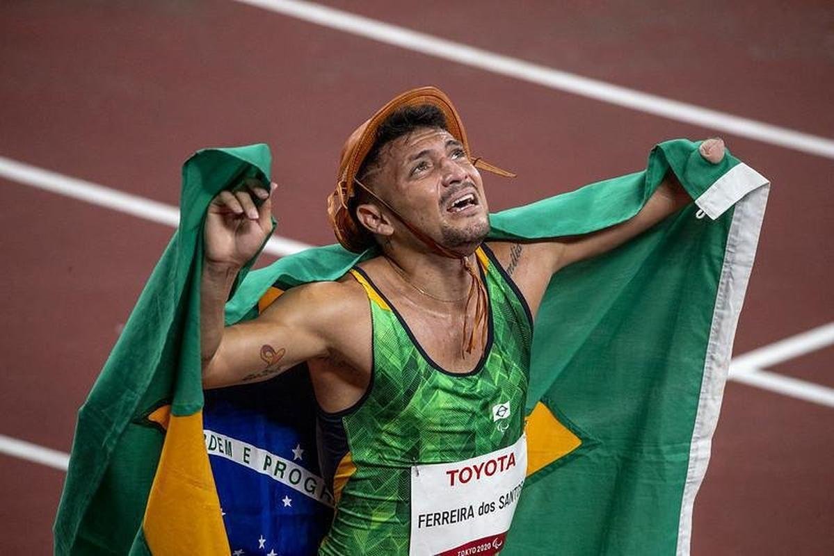 Petrcio Ferreira ganhou a medalha de ouro na prova dos 100 metros da classe T47, e bronze nos 400m T47 do atletismo em Tquio