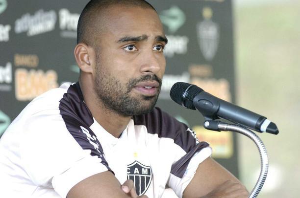 Coelho (2007/08/09/10) - Jogador de maior destaque da posição no Atlético desde a saída de Cicinho até Marcos Rocha se firmar. Em 2007, se destacou pela força física e gols. No ano seguinte, o Corinthians quis o retorno do jogador, mas logo o emprestou ao Galo de novo. No meio de 2008, o clube paulista emprestou o lateral para o Bologna, da Itália. Quando o contrato com os italianos se encerrou, Coelho voltou para o Galo, desta vez com menos destaque, até deixar o clube, em meados de 2010. Foram 91 jogos e 13 gols com a camisa alvinegra.