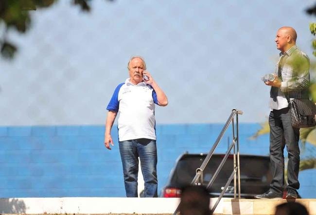 30/5 - BUSCA DE APOIO: Wagner Pires de S procura conselheiros em busca de apoio. Em udio enviado a integrantes do Conselho Deliberativo, Zez Perrella diz que 'quem tiver culpa vai pagar'