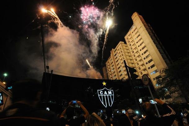 Atltico celebrou aprovao do projeto do estdio com show de fogos na sede de Lourdes, em BH