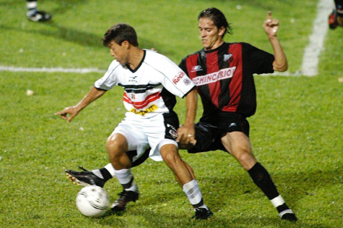Uniforme de 2004 com cor branca mais presente no Santa Cruz