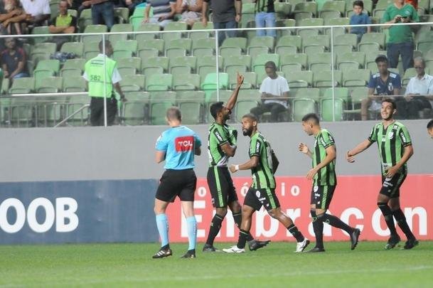 Imagens do duelo entre Amrica e CRB, no Independncia, pela 26 rodada da Srie B