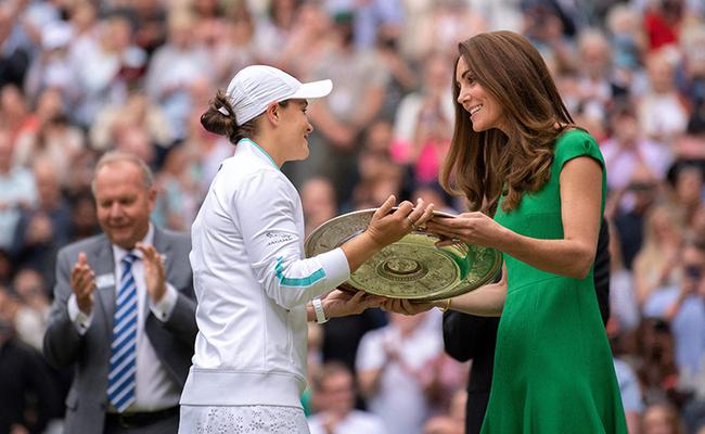 Ashleigh Barty recebe o trofu de Catherine Elizabet, Duquesa de Cambridge, aps derrotar Karolina Pliskova 