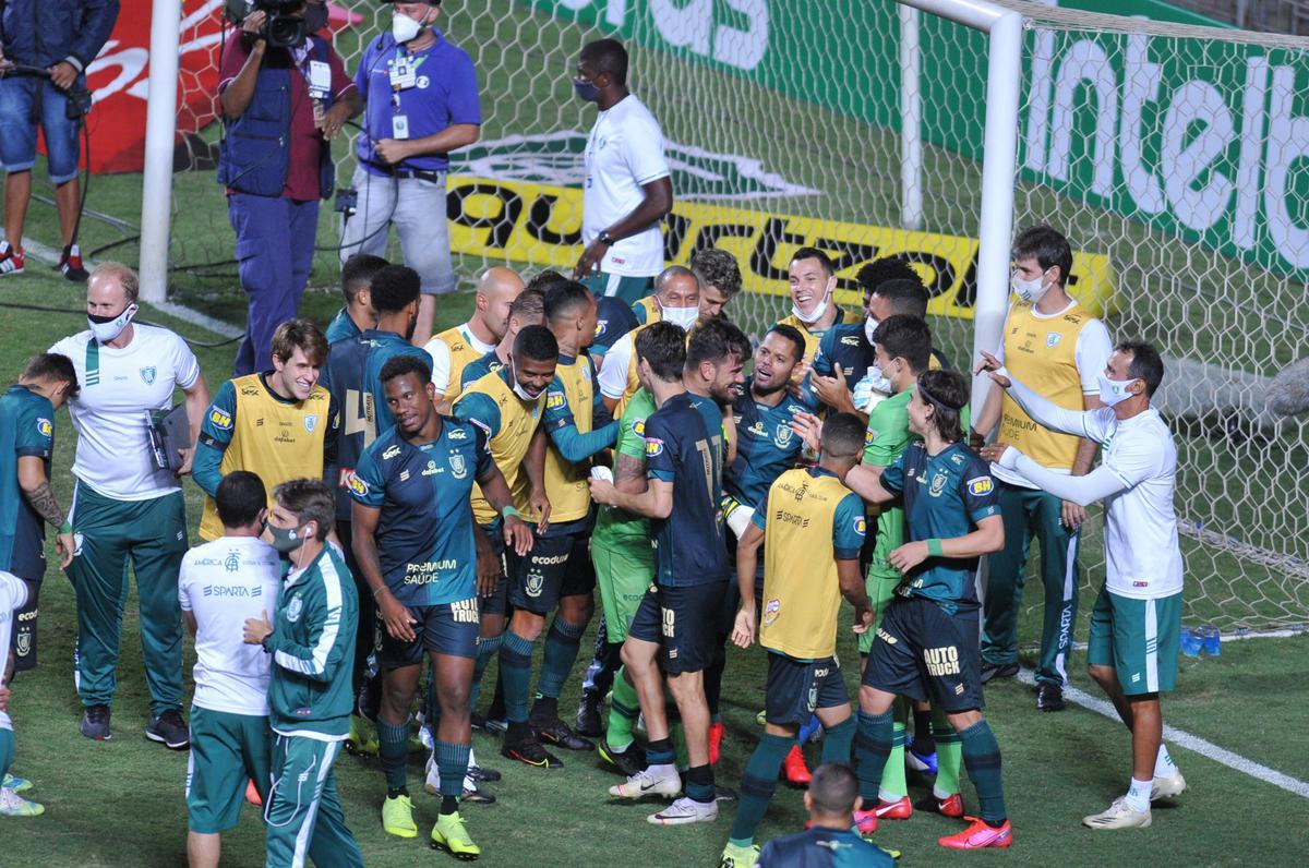 Amrica derrotou Ferrovirio por 3 a 2, nos pnaltis, aps 1 a 1 no tempo normal, e avanou  terceira fase da Copa do Brasil. Goleiro Matheus Cavichioli, com duas defesas nas penalidades, foi o grande heri do Coelho no Independncia, em Belo Horizonte.
